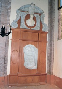 Ricostruzione monumento funebre della famiglia Braghini Rossetti nella chiesetta del cimitero di Pontelagoscuro (FE). (1989)